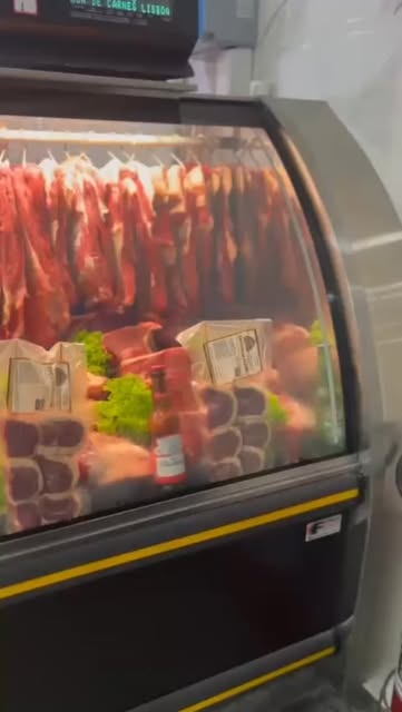 Balcão de carnes em registro publicado pela Casa de Carnes Lisboa.